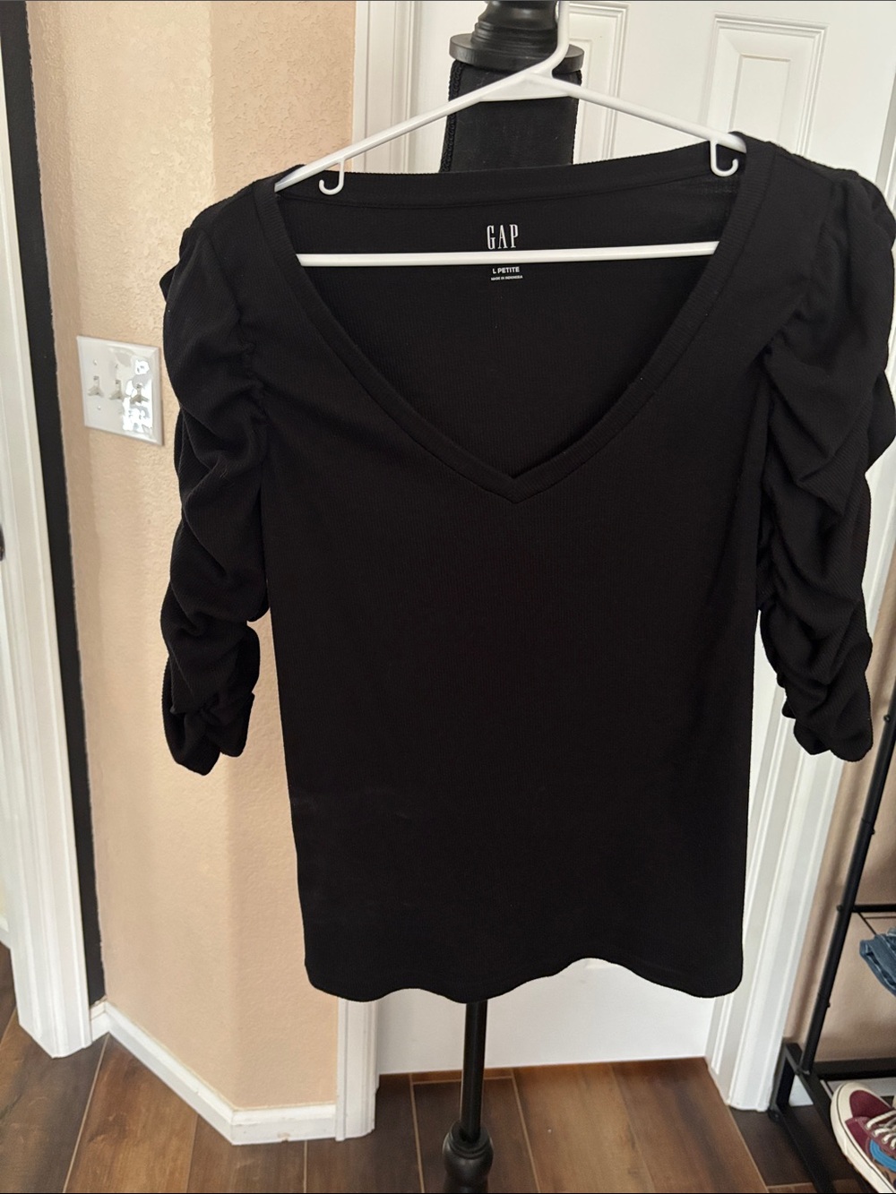 GAP Black V-Neck Ruched 3/4 Sleeve Women's Top